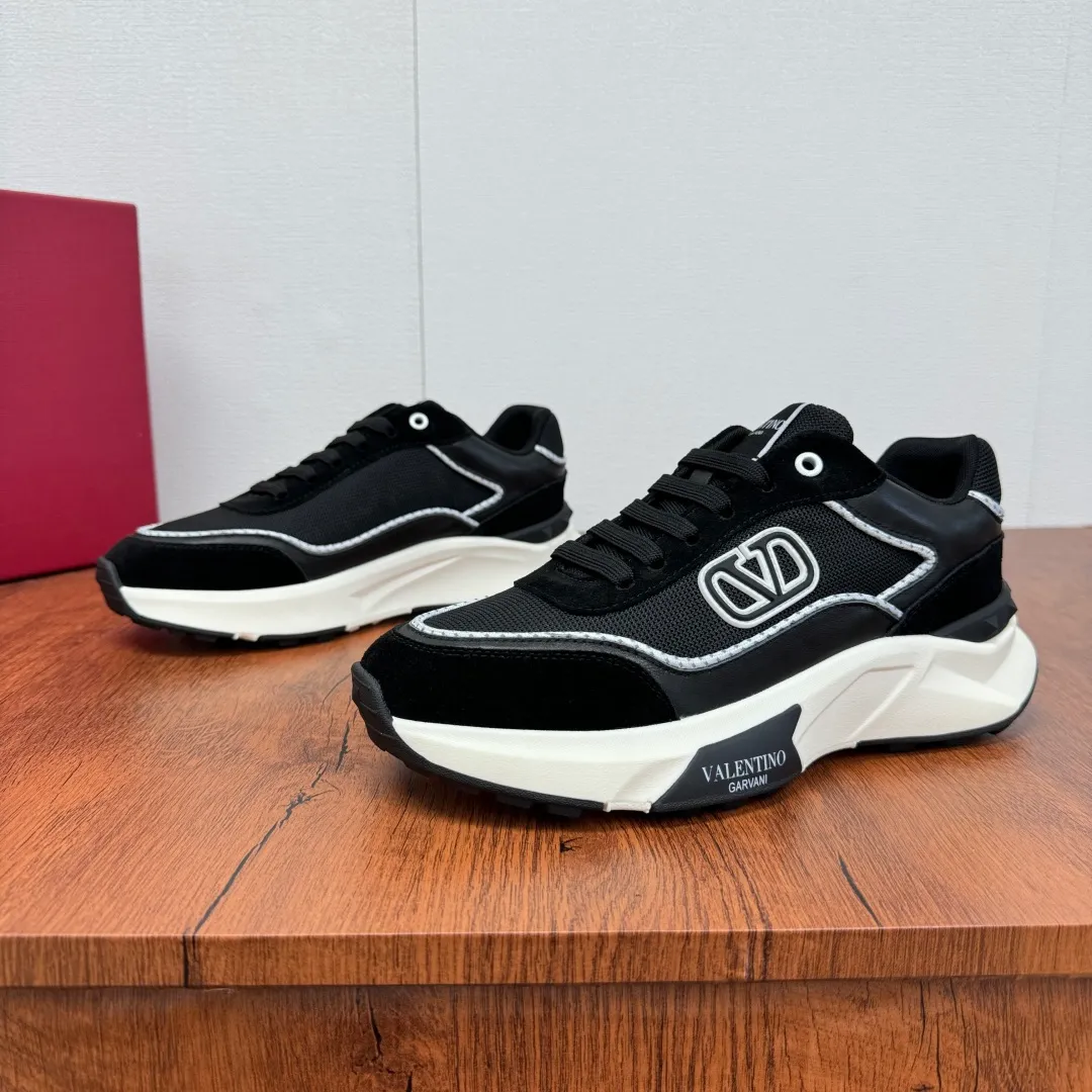 [Valentino] Top P: 820💰 Size: 39-44 leather shoe size (can be customized 38.45 cannot be returned or exchanged) VALENTION/Valentino FREEDOTS series new spring and summer men's sports shoes Lightweight and breathable casual thick-soled men's shoes Classic contrasting splicing design Suede cowhide stitching nappa calfskin + breathable technical mesh material Hot glue brand pattern badge logo details Delicate calfskin feet Lightweight mesh lining, ultra-light TPU foam rubber outsole, sports version, thick-soled style design, easy and versatile, multiple colors available, able to meet various matching needs, complete package! Item number: HL6688 black